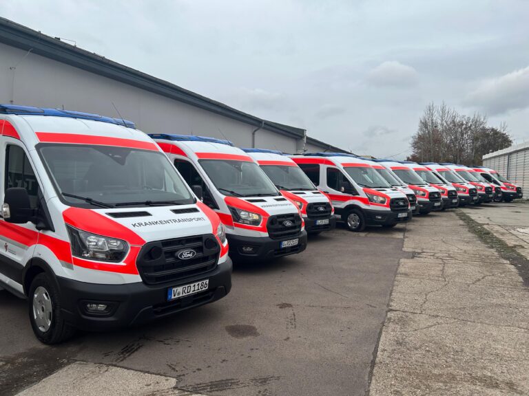 Übergabe von 12 neuen Krankentransportwagen